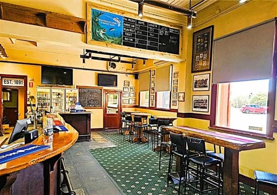 Culcairn Hotel, photograph 3 of 8