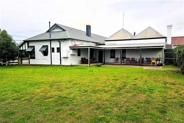Uranquinty Hotel, photograph 6 of 8