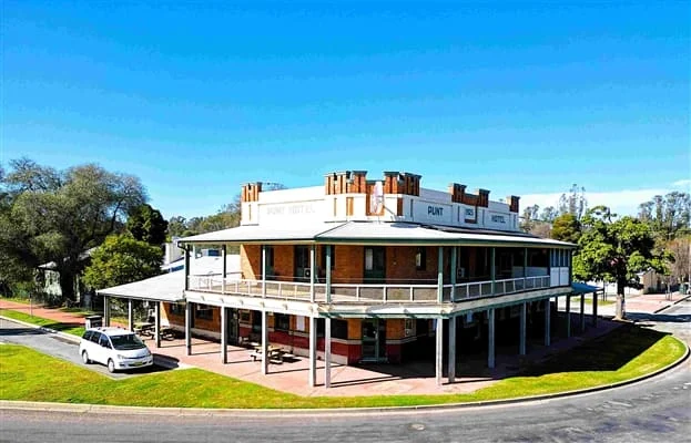 Punt Hotel, Darlington Point, photograph 1 of 8