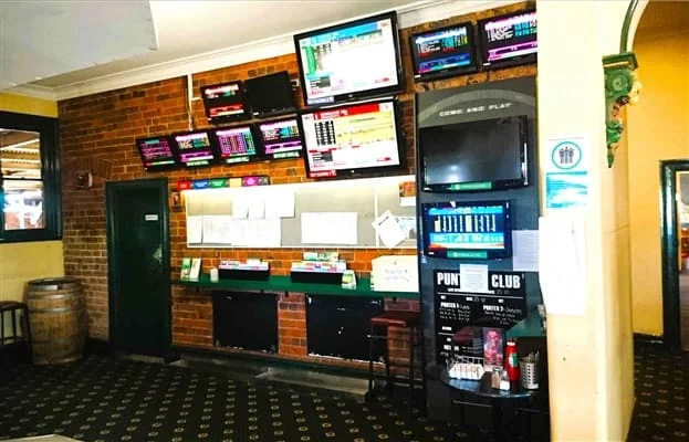 Royal Tavern, Coolamon, photograph 3 of 8