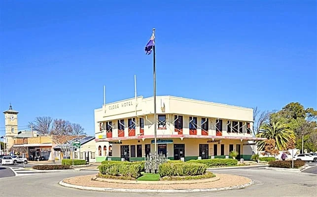 Globe Hotel, Cootamundra, photograph 1 of 8