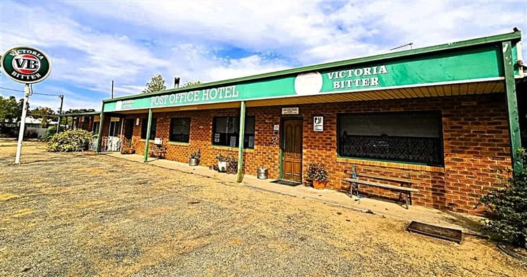 Post Office Hotel & Caravan Park, Maude, photograph 1 of 8